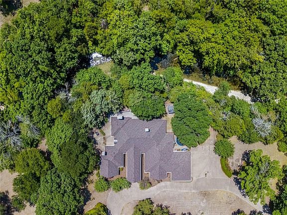 4th image of 918 Red Oak Creek Dr