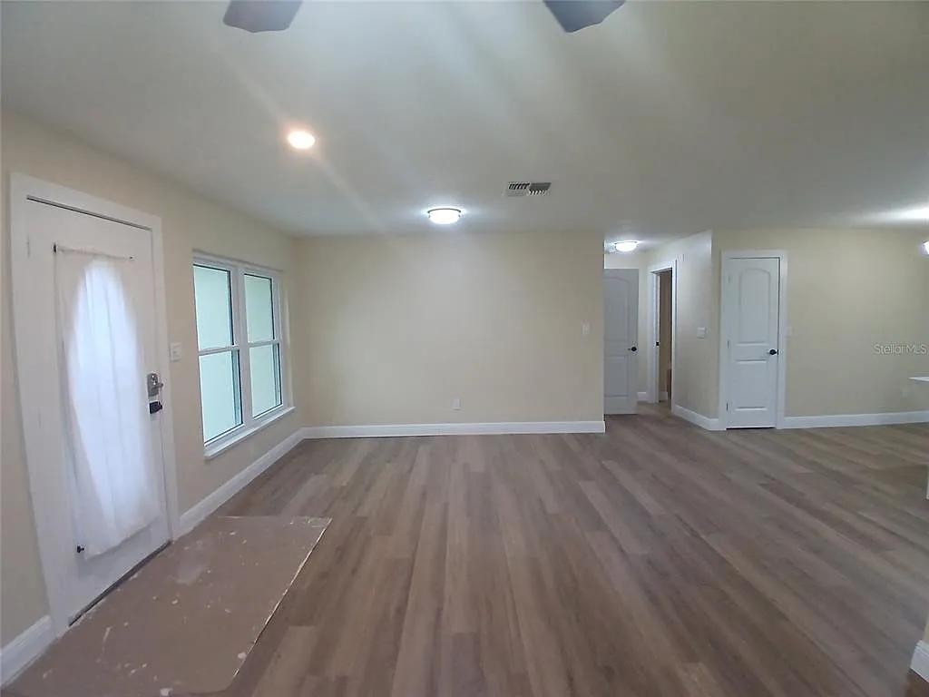3 bed, 2.0 bath, 1390 sqft, $2,400 — Photo 3