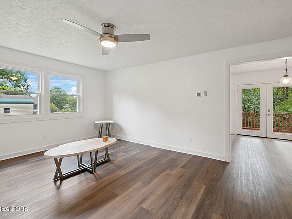 5th image of 1016 Greenwood Dr