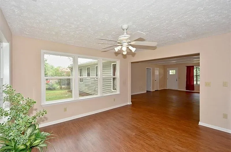 3 bed, 2268 sqft, $1,995 — Photo 2