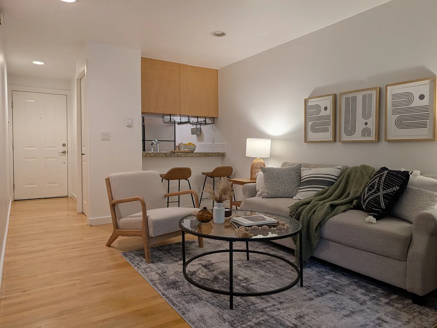 2 bed, 605 sqft, $2,300 — Photo 2