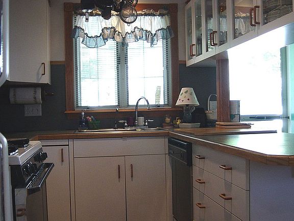 Galley Kitch w/ tons of storage