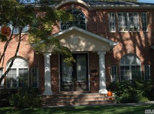 3 Crabtree Ln, Roslyn, NY 11576