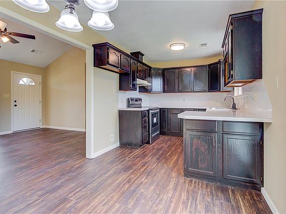 4th image of 1014 Ruby Dr