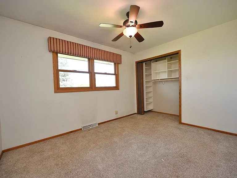 202 Lac La Belle Dr — Photo 15