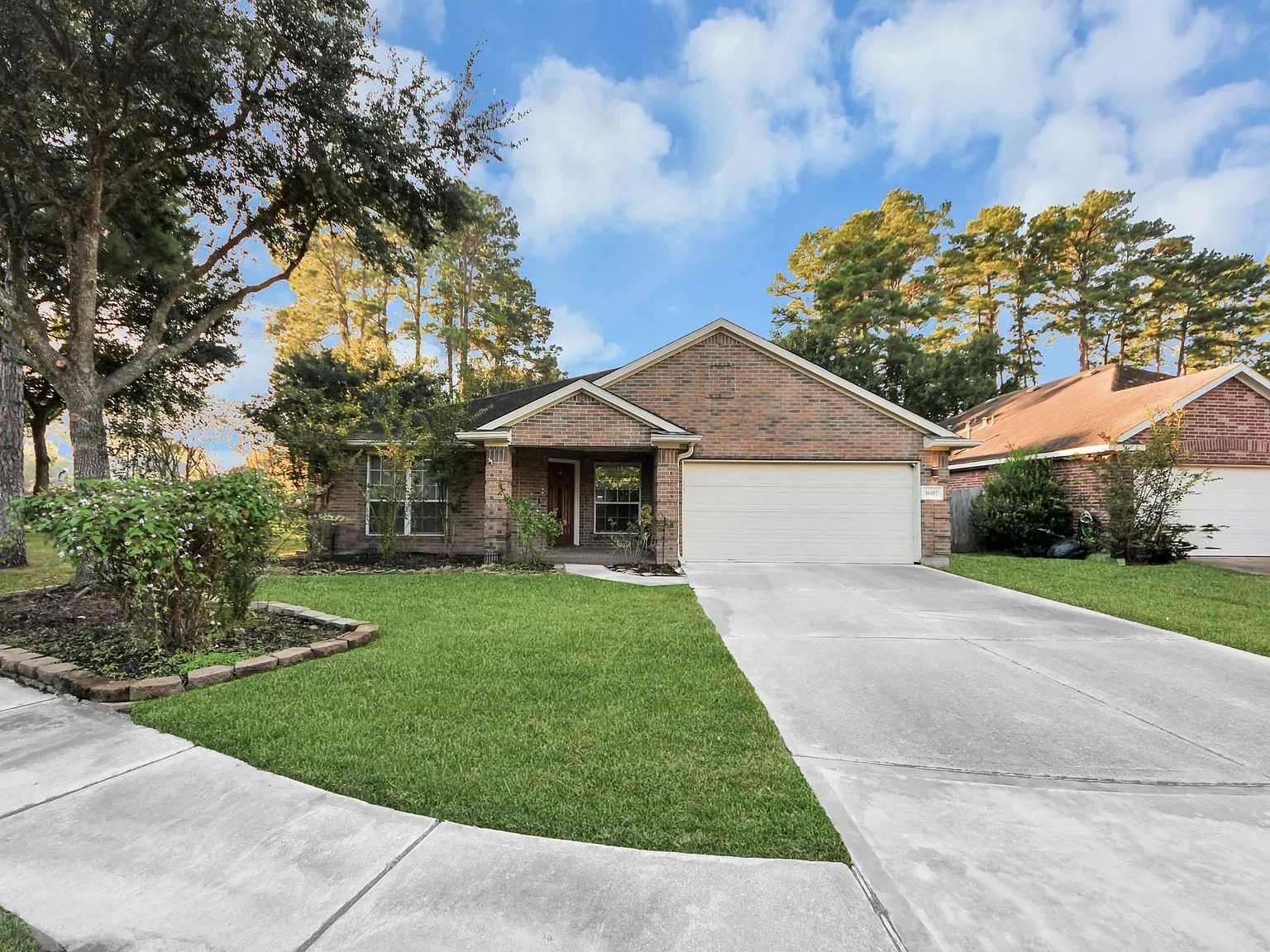 4 bed, 2.0 bath, 2260 sqft, $2,300 — Photo 2