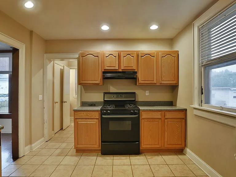 2403 Summit St — Photo 6