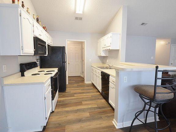 5th image of 8118 Manhatten Dr