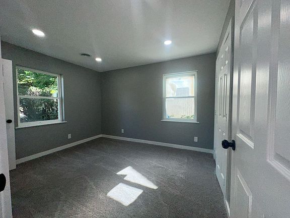 5th image of 2710 Roberts Cir