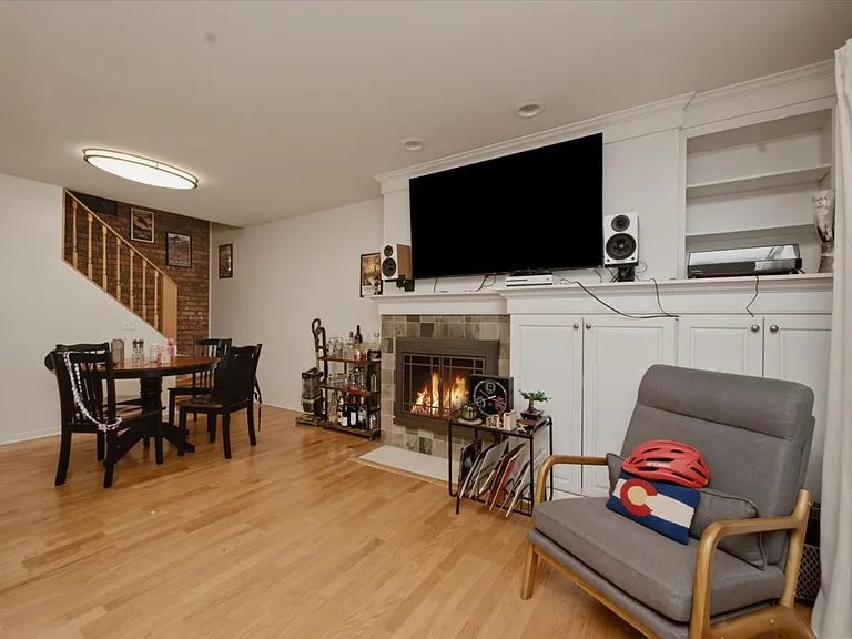 542 W Arlington Pl #B — Photo 2