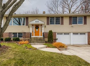 835 Rosedale Ln, Hoffman Estates, IL 60169