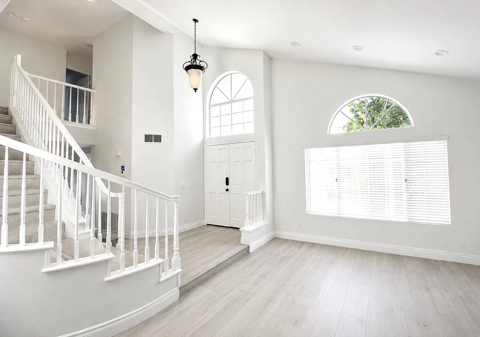 Exclusive Mission Grove Executive Home W/Views! 6+3 — Photo 2