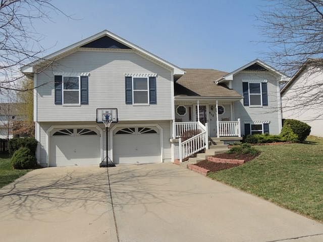 1st image of 812 SW Woodland Dr