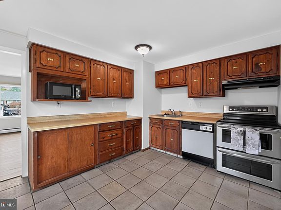 5th image of 434 School Ln