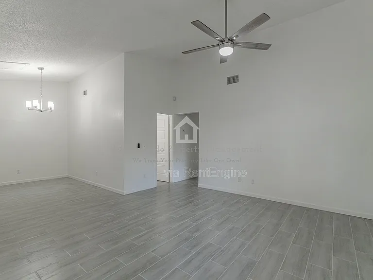 911 Robinhood Ct — Photo 14