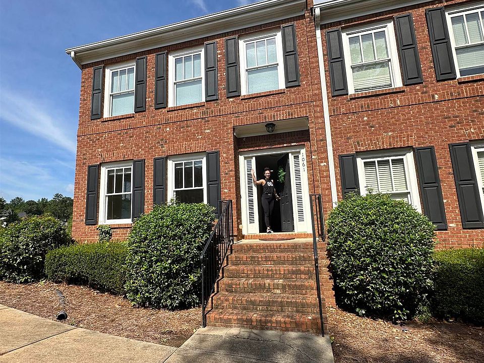 1st image of 1061 Surrey Ln
