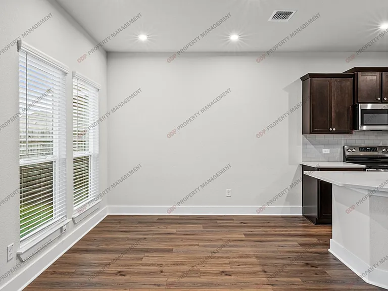 2717 Fox River Dr — Photo 12