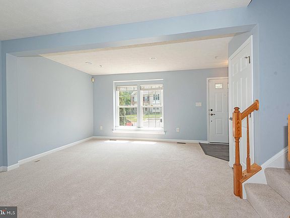 4th image of 920 Deerberry Ct
