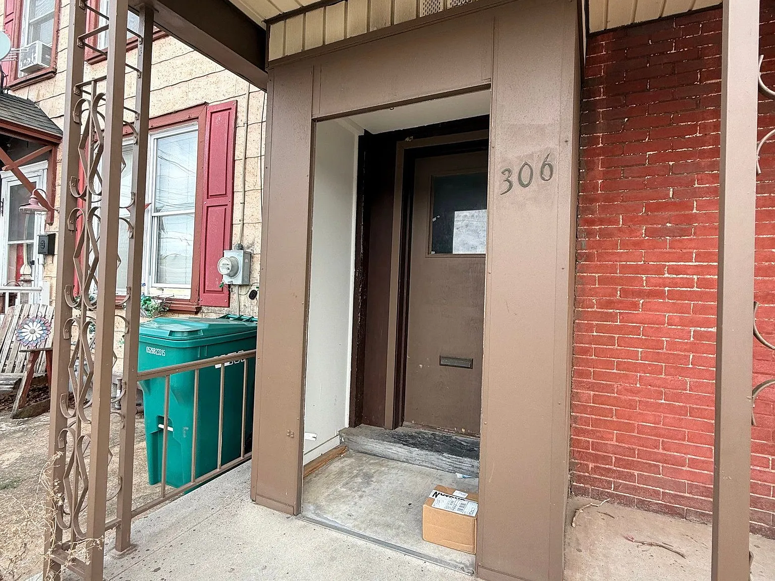 4 bed, 1.0 bath, $1,560 — Photo 1