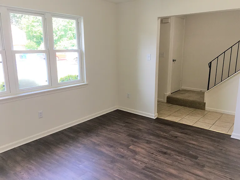 414 Sedgewick Ct — Photo 3