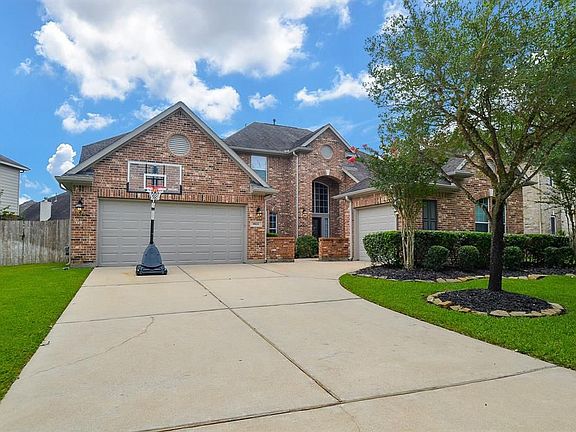 3rd image of 9802 Saxon Glen Ln