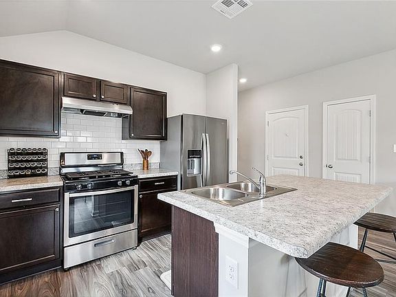 5th image of 33368 Hyacinth St