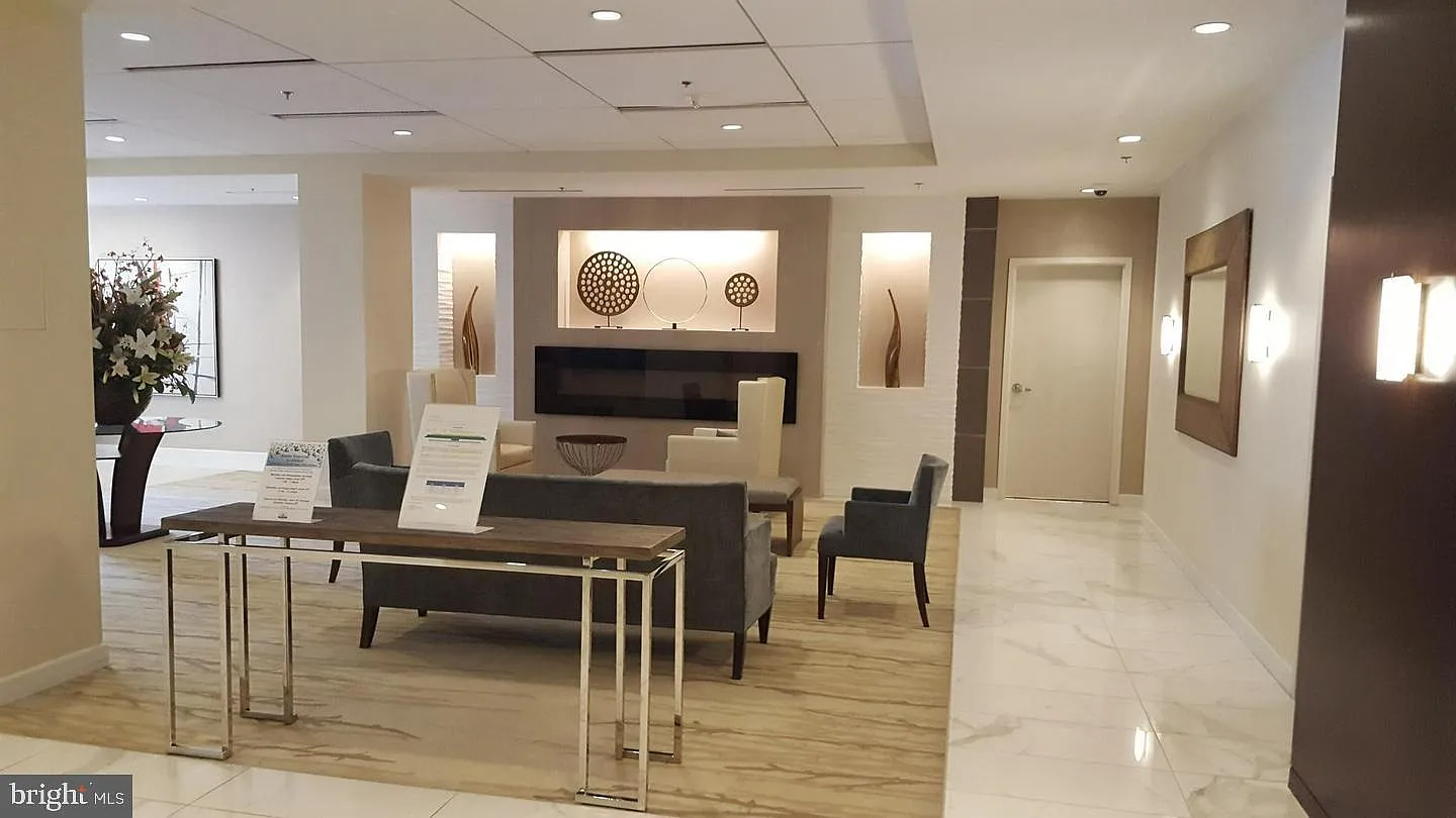 The Kenwood Condominium — Photo 3