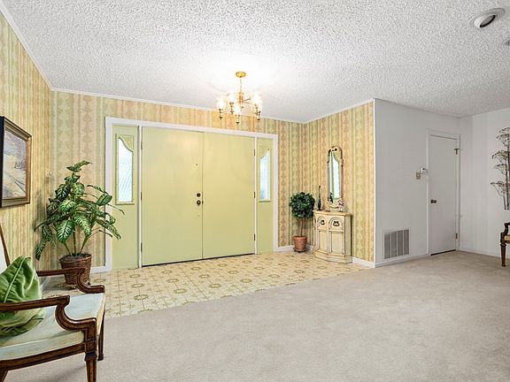 5th image of 2202 Mitzie Ln