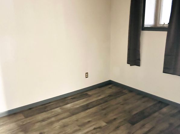 113 2nd Ave SW #4, Cresco, IA 52136