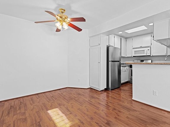4th image of 1215 N Sycamore Ave APT 402