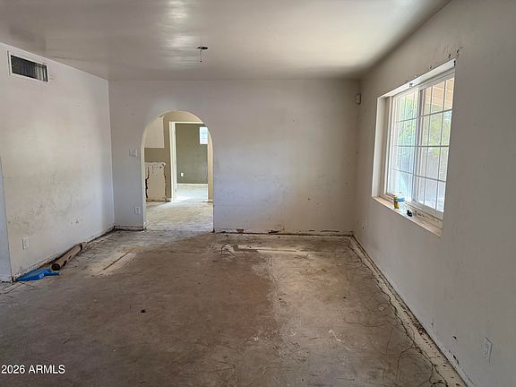 4th image of 1002 E VERMONT Avenue
