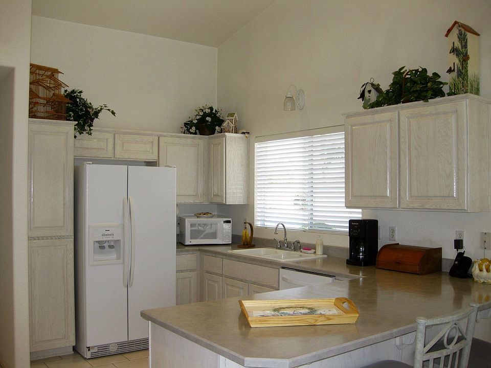 Kitchen and Breakfast Bar