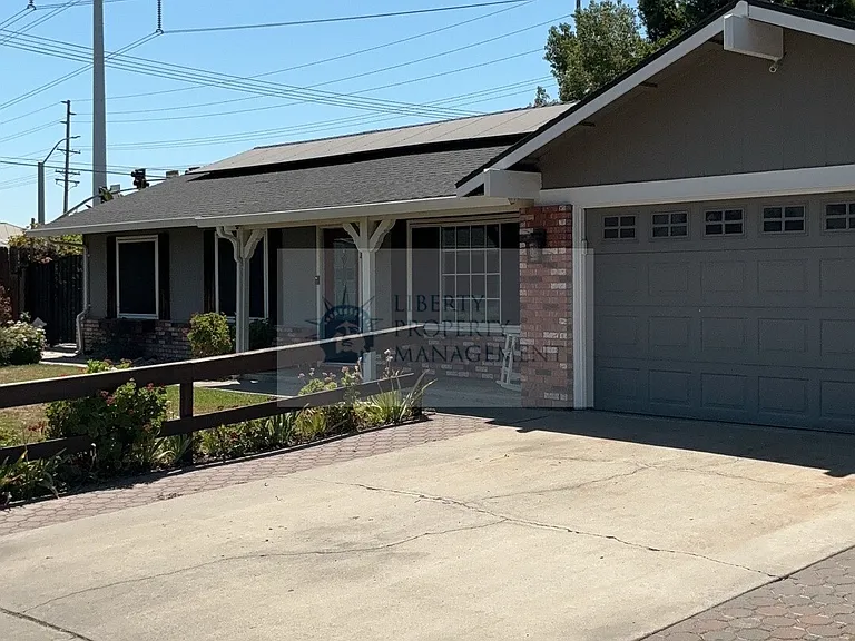 2409 Venus Dr — Photo 2