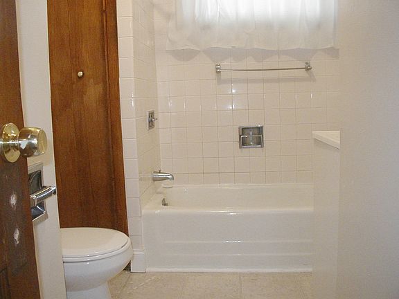 2nd image of 457 25th St #1