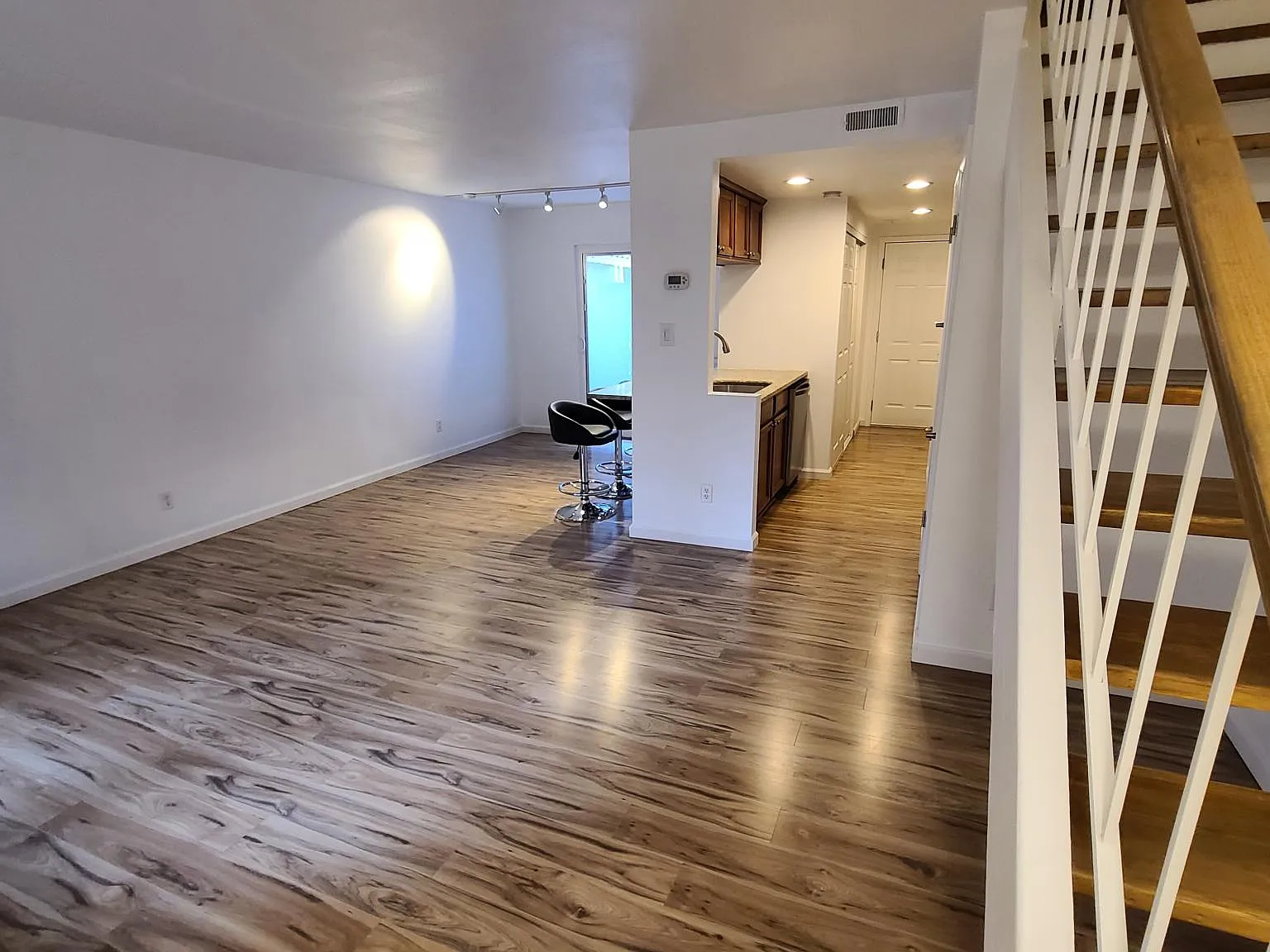 2 bed, 1034 sqft, $2,300 — Photo 2