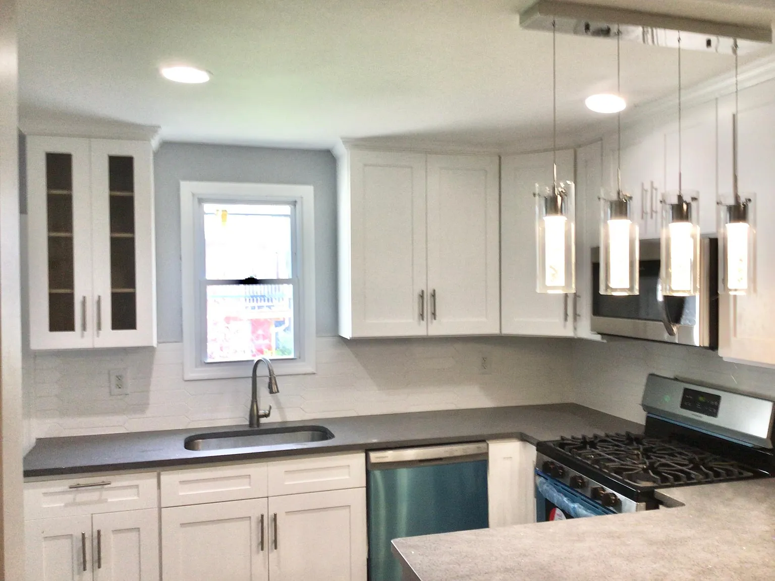 5 bed, 2400 sqft, $4,350 — Photo 4