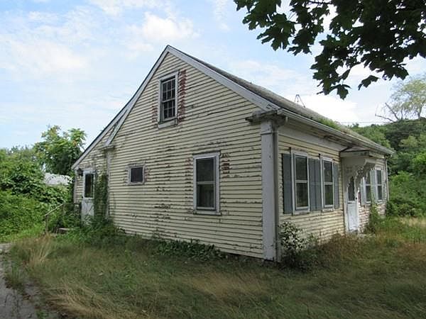 1st image of 104 Great Neck Rd
