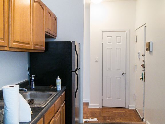 5th image of 448 Saint Johns Pl APT 6C