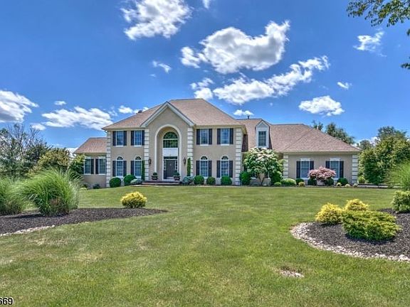 3rd image of 16 Forestdale Dr