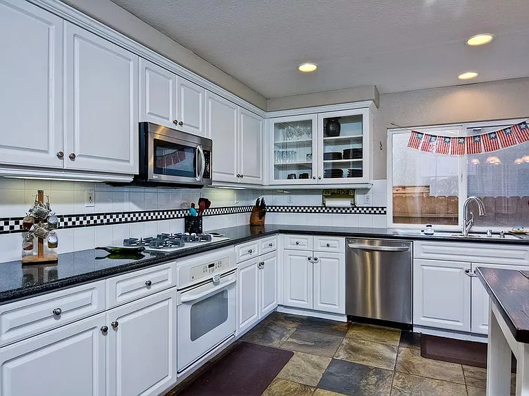 5216 Topsail Dr — Photo 10