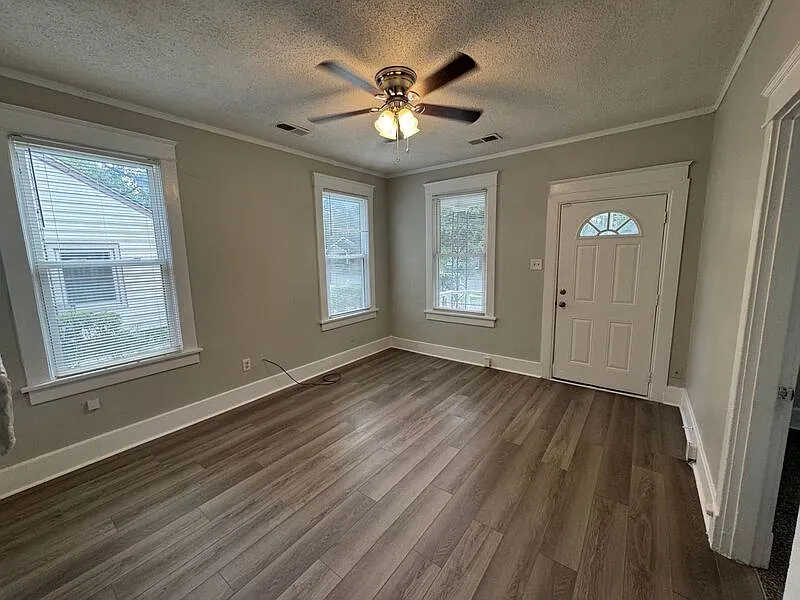2 bed, 1.0 bath, 756 sqft, $1,095 — Photo 2