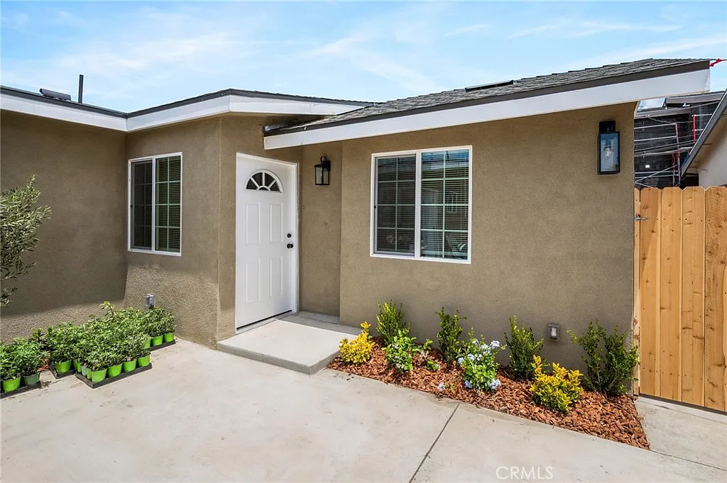 3 bed, 1050 sqft, $3,200 — Photo 1