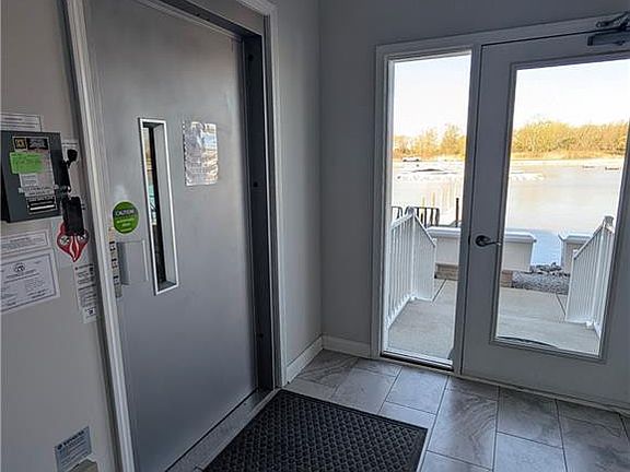 5th image of 2622 S Waterside Ct #631