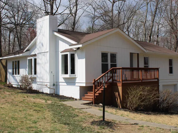 179 Country Club Dr, Stanardsville, VA 22973