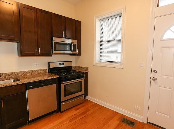 3rd image of 1756 W Montrose Ave #A04c