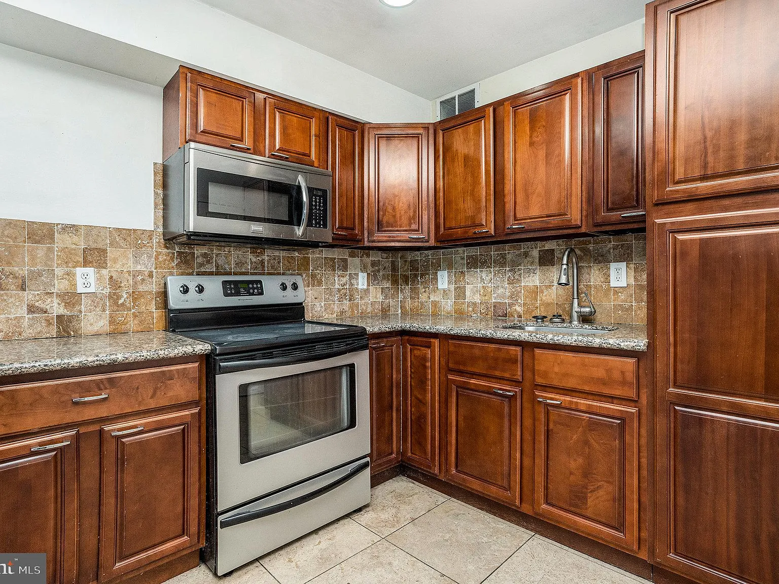 3 bed, 1.0 bath, 950 sqft, $1,800 — Photo 4