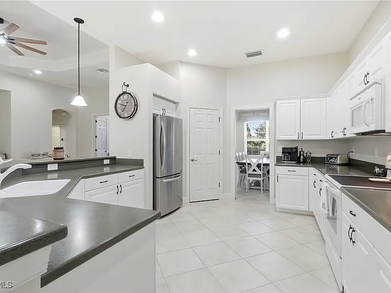 11225 Lithgow Ln — Photo 8