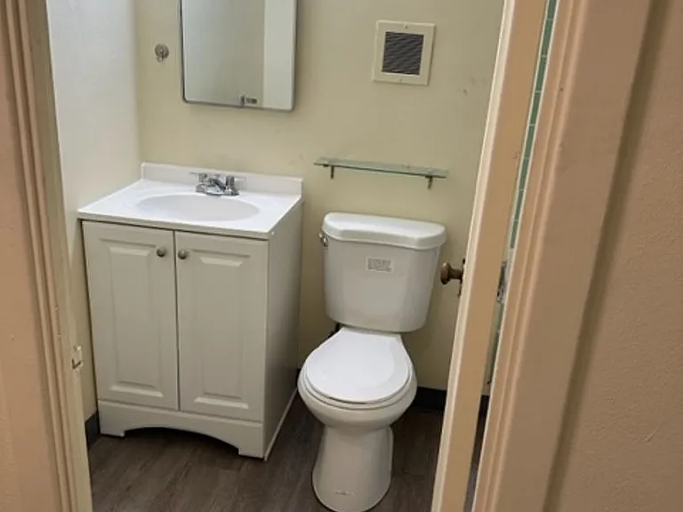 Eugene Manor Apartments — Photo 25