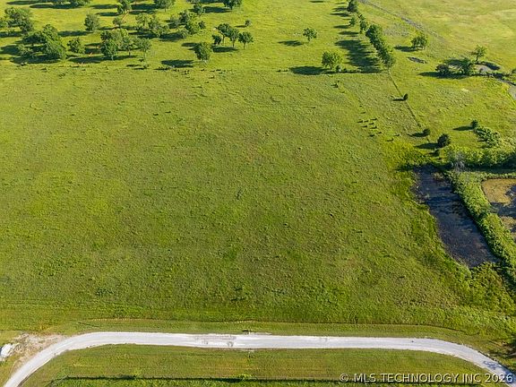 3rd image of 606 S Lynn Lane Rd