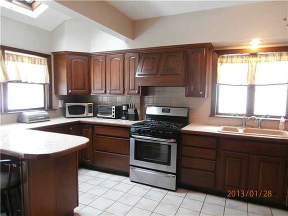 3rd image of 41 Woodlawn Ave